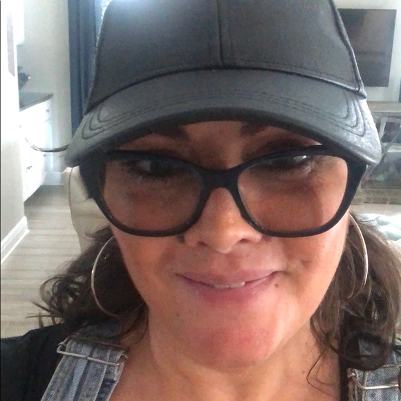 Meet your Posher, Cynthia - Picture 1 of 1